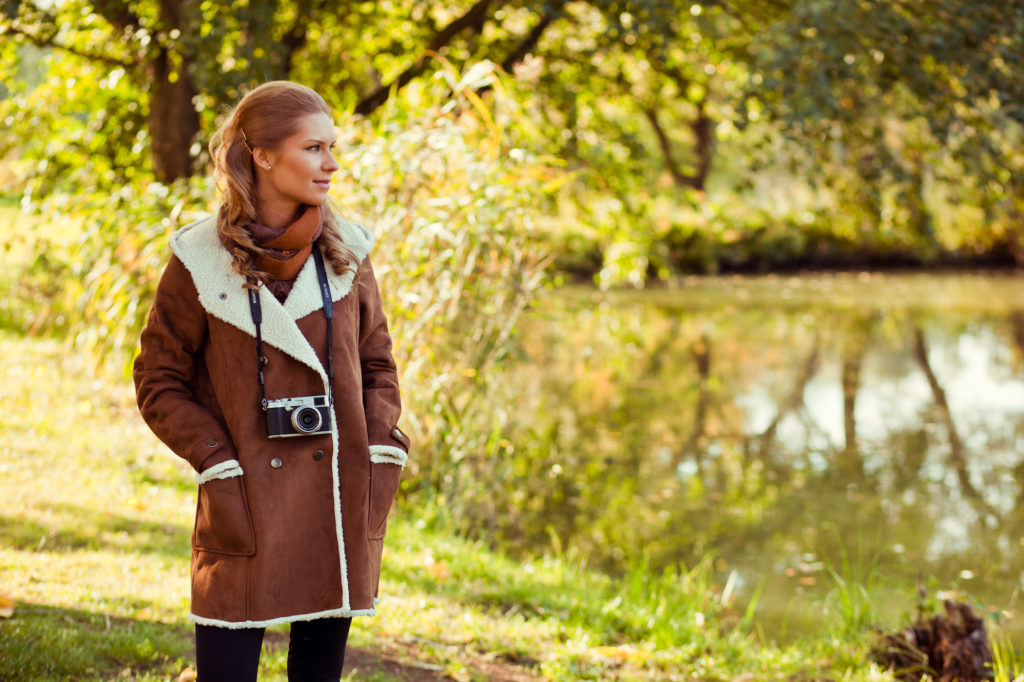 Őszi séta sárváron. A képen egy lány, kamerával a nyakában.