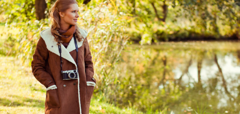 Őszi séta sárváron. A képen egy lány, kamerával a nyakában.
