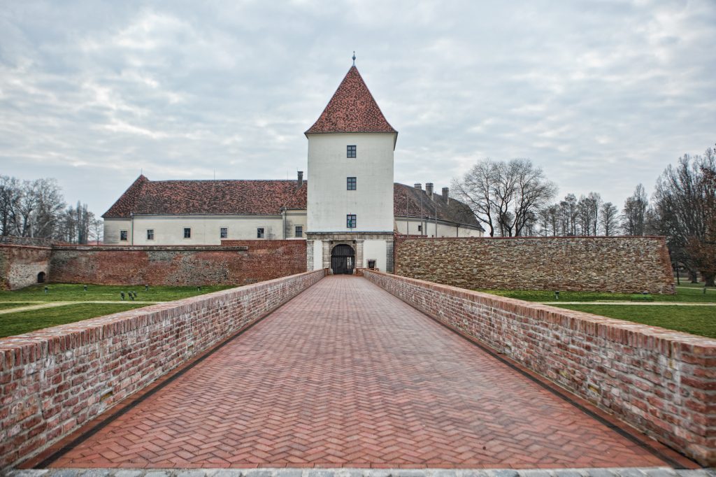 Sárvár Nádasdy-vár télen. Kirándulás Sárvár belvárosában a téli wellness alatt.