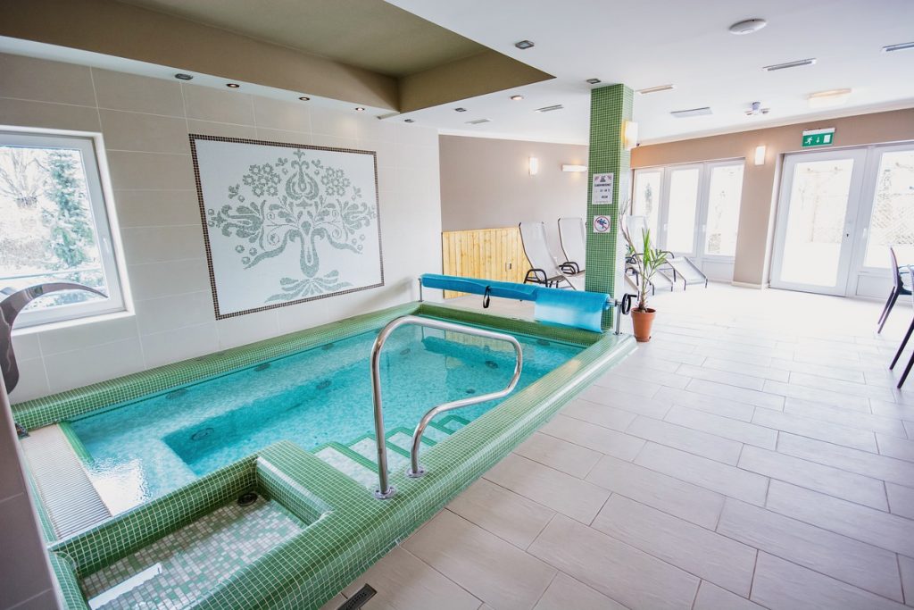 Élménymedence a sárvári Harmónia Hotelben. A szállodától mindössze 30 méterre található a sárvári fürdő bejárata.