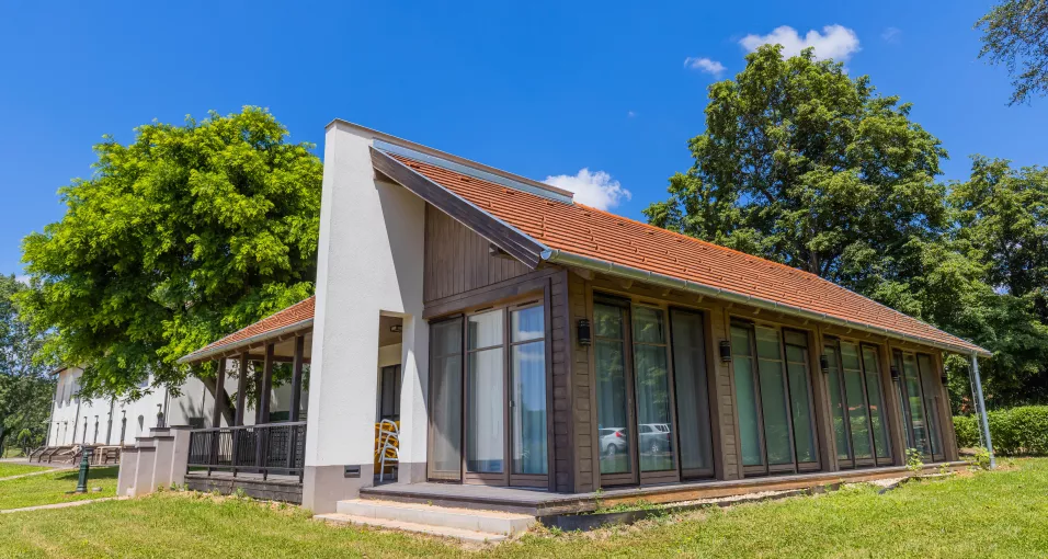 Zöld környezetben, az apartmanoktól pár méterre található a sárvári Vadkert Major szaunaháza.