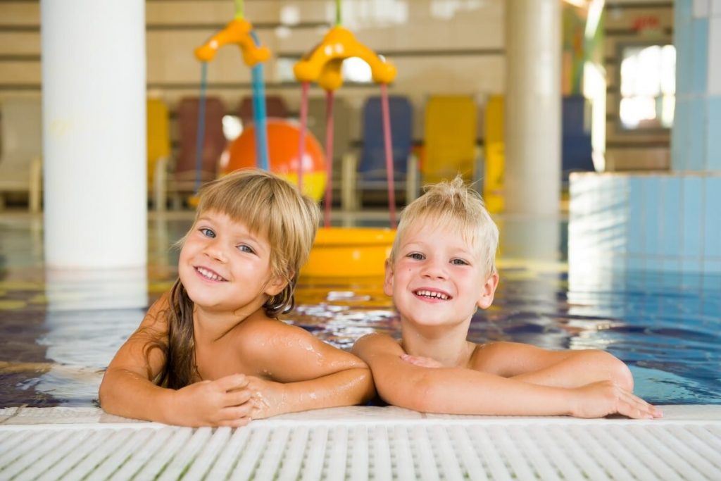 Fürdőzési lehetőség minden korosztálynak. Gyermekbarát szolgáltatások a sárvári fürdőben.