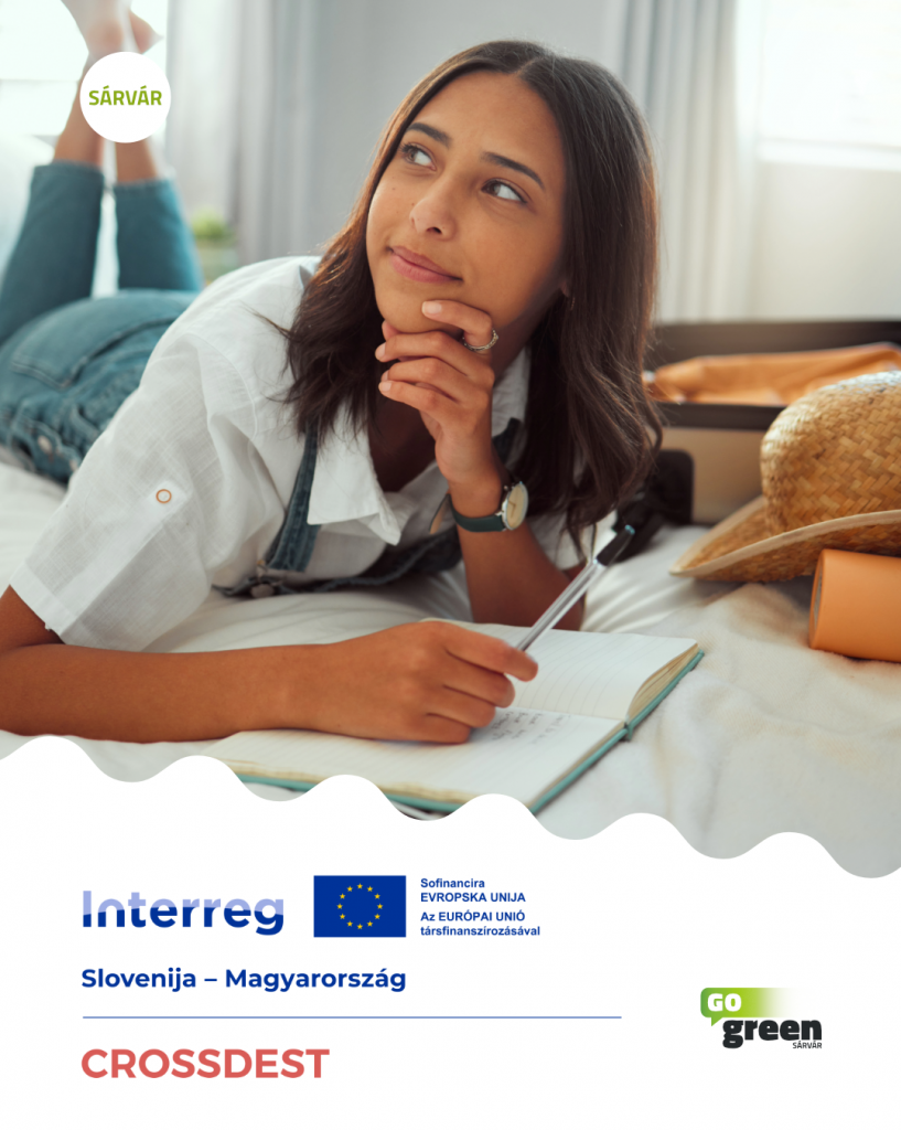 Fiatal lány az ágyon fekve naplóba ír, tervezi az utazását, fenntartható utazási stratégiát készít.